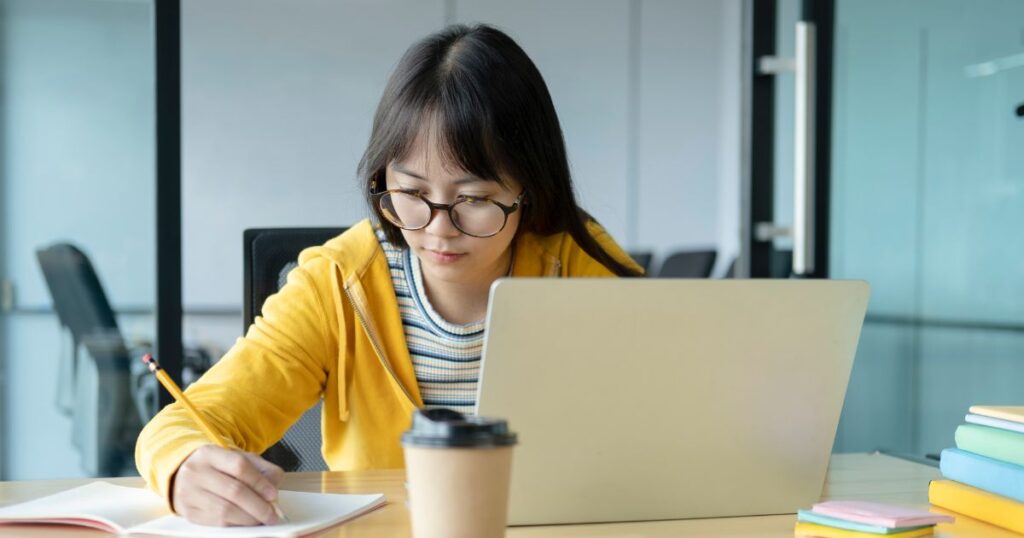Sua carreira pede um Nanodegree! Conheça a especialização em Geoprocessamento. Reprodução: canva