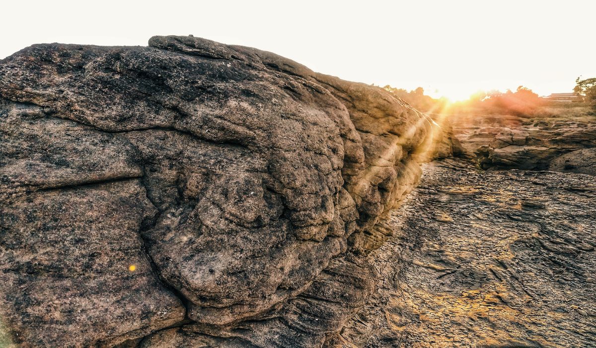 Inédito: Pesquisadora da UFPR Descobre Rocha de Plástico em praia do Espírito Santo. Reprodução: canva Inédito: Pesquisadora da UFPR Descobre Rocha de Plástico em praia do Espírito Santo. Reprodução: canva